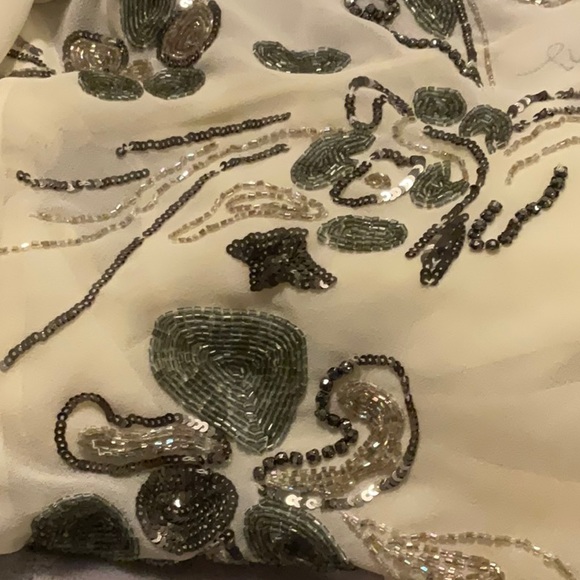 Excellent beading work on this silk blouse 🥰 - Picture 4 of 4